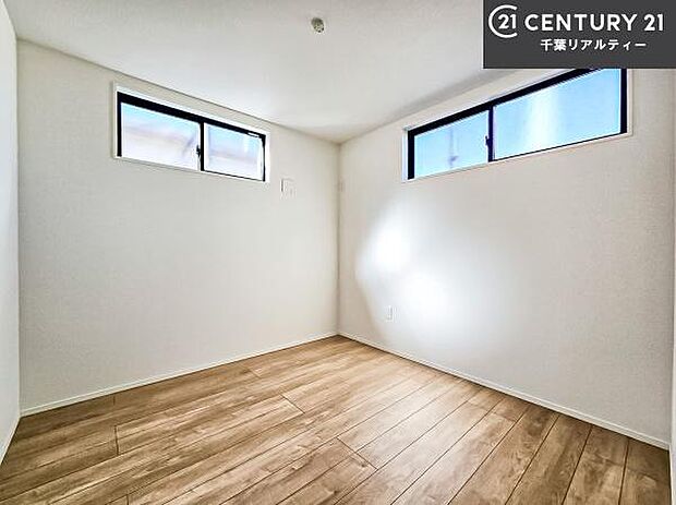 掃き出し窓がないお部屋は、お子様のお部屋としても安心です!収納スペースも充実しているので散らかったお部屋をサッと片付けられます!