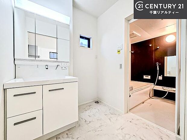 三面鏡仕様の洗面所は、身だしなみがしやすい造り!裏は収納になっています。ドライヤーやお化粧道具を片付けられるので洗面台周りをスッキリと見せることが出来ます!