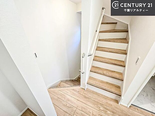 階段は明るく手摺りもついています!お子様やご年配の方も安心してご利用頂けますね!