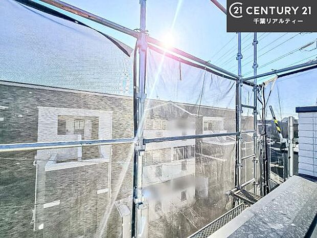 落ち着きある住宅街です!周囲には高い建物がなく、空が広く開放感があり、陽当たりを大きく遮られることもありません!気持ちの良い風が通り抜ける街並みです!