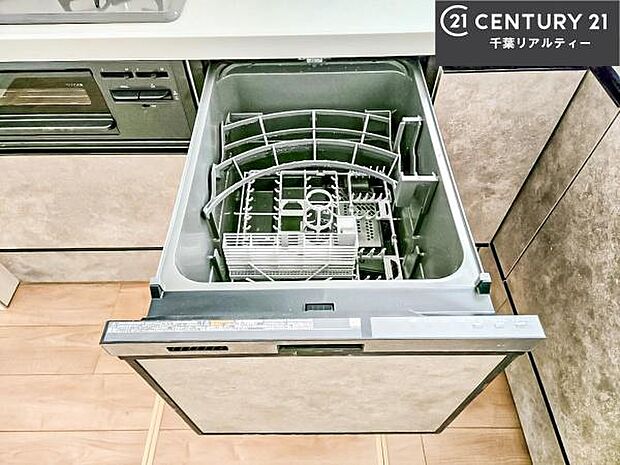 食洗機付きのキッチンです!忙しい時や手荒れ防止として大変活躍する便利な仕様です!ビルトインなのでキッチンの場所を取らず調理スペースを広く使うことが出来ます!