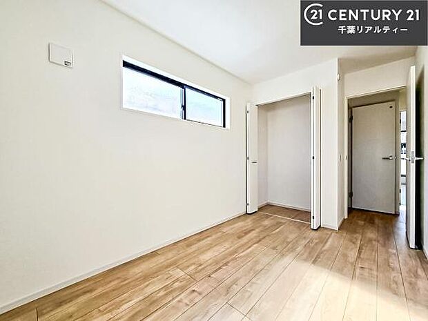 優しい光が差し込む洋室は、朝の目覚めも気持ちが良さそうですね。おうち時間もゆったりと過ごすことができます。優しい色合いのフローリングがどんな家具にもマッチします!