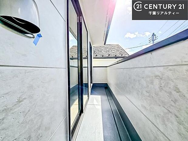 陽当たりの良いバルコニーで、お洗濯物もよく乾きそうですね!お天気の良い日にはバルコニーへ出てリフレッシュするのも気持ちよさそうです。