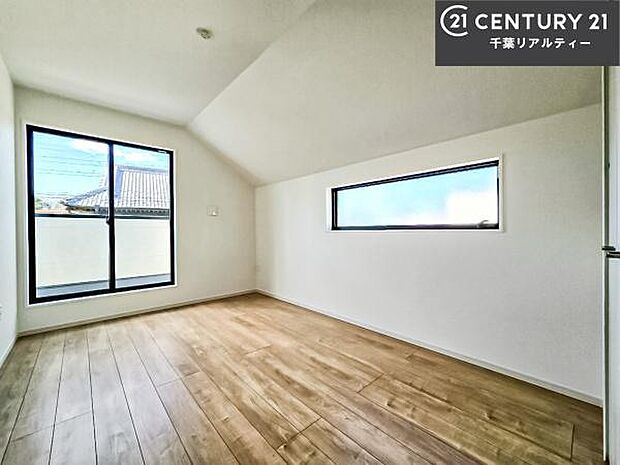 バルコニーに面している洋室です。明るく温もりがあり、換気もしっかりできます!