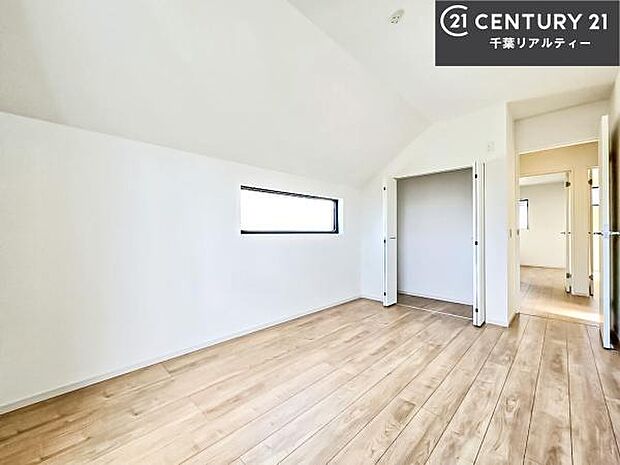 洋室は子供部屋や寝室、色々と用途多彩に利用できますね。収納力もたっぷりなので、広々気持ちよく過ごすことができます。