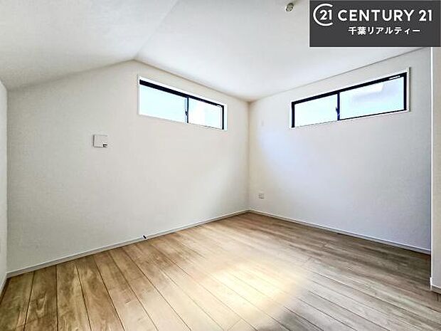 掃き出し窓がないお部屋は、お子様のお部屋としても安心です!収納スペースも充実しているので散らかったお部屋をサッと片付けられます!
