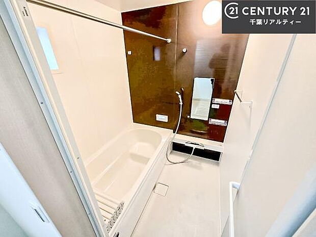 落ち着きある大人の雰囲気のバスルームは、味が出ていてバスタイムが充実!お仕事頑張っているご褒美にお好みの匂いの入浴剤を入れて、楽しんでみてはいかがでしょうか?