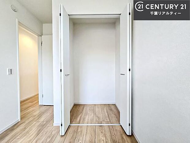 住空間をすっきり使うためには必須ポイントの収納スペースですよね。是非現地でご確認ください!