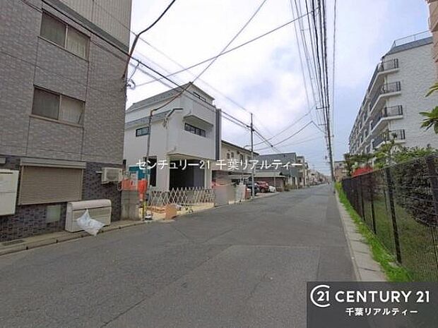 前面道路は8m!陽当り良好な立地です。車庫入れが苦手な方も安心ですね。