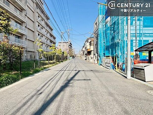 前面道路は8m!陽当り良好な立地です。車庫入れが苦手な方も安心ですね。