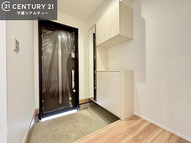 玄関のシューズボックスは、収納力良好で靴をすっきり整理できるだけでなく、上部を飾り棚として活用可能。お気に入りの小物やグリーンを置けば、来客を迎えるおしゃれな空間に仕上がります!