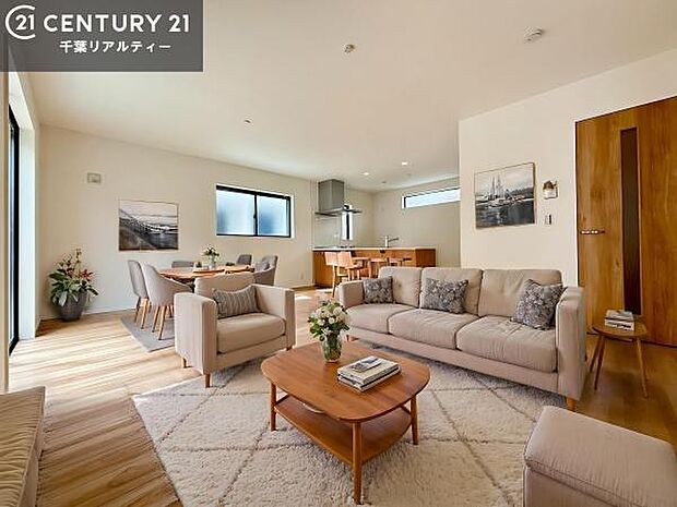 開放感のある広々LDK!ソファーやダイニングテーブルを置いても窮屈にならないので快適に過ごせます!コミュニケーションが取りやすいリビングです!