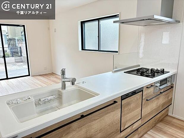 大人気の対面式システムキッチンを採用しています!ご家族のコミュニケーションが自然と増える設計です。お子様にも目が届くので嬉しいですね!広々使えて快適で作業が進みます。