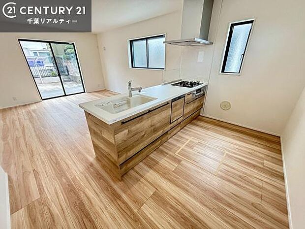 ゆとりある調理スペースで作業がしやすい快適なキッチンです!お子様と一緒にお菓子造りも楽しめる広々スペースです。楽しい調理時間になりそうですね!