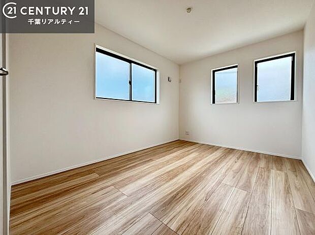 お子さまの成長やライフスタイルの変化にも柔軟に対応でき、長く快適に暮らせる住まい。部屋数にゆとりがあるからこそ、家族それぞれが「自分の時間」を大切にできる空間設計です。