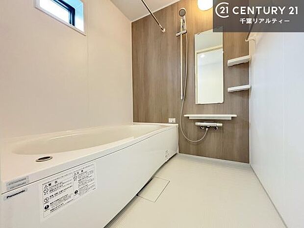 落ち着きある大人の雰囲気のバスルームは、味が出ていてバスタイムが充実!お仕事頑張っているご褒美にお好みの匂いの入浴剤を入れて、楽しんでみてはいかがでしょうか?