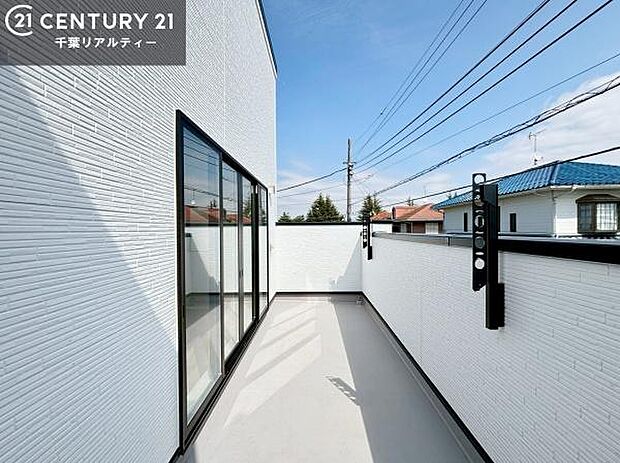 陽当たり良好なバルコニーです!晴れた日には青い空を見渡せる開放的な時間を楽しめます。