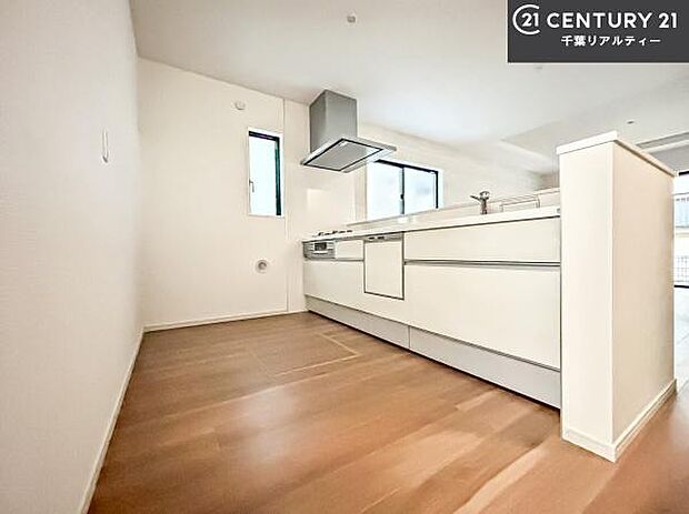 大人気の対面式システムキッチンを採用しています!ご家族のコミュニケーションが自然と増える設計です。お子様にも目が届くので嬉しいですね。収納力もあります!