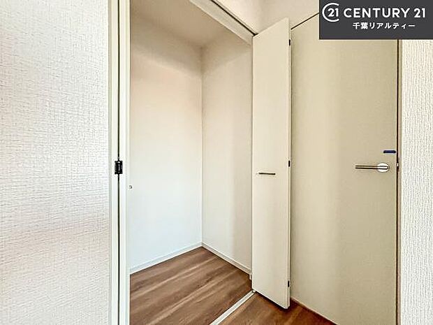 各居室収納付き!急なお客様が来客しても散らかったお部屋をサッと片付けられます!お部屋のスペースが生まれゆとりあるお部屋を演出することが出来ます!