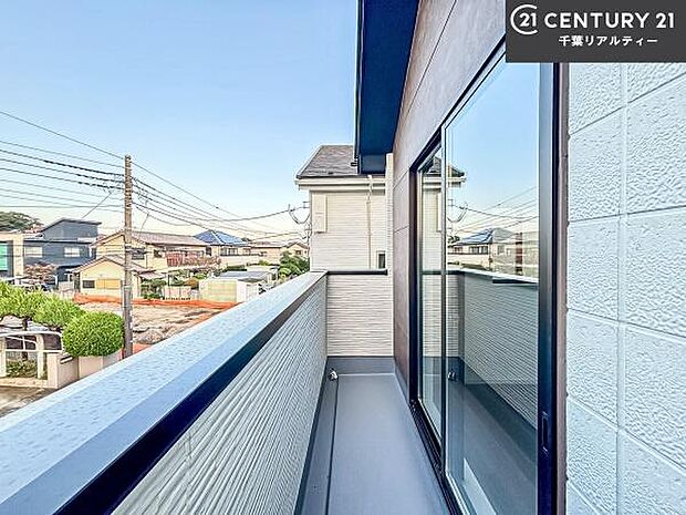 陽当たり良好なバルコニーです!晴れた日には青い空を見渡せる開放的な時間を楽しめます。