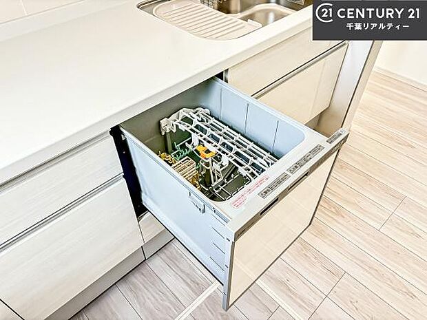 食洗機付き!忙しい時や冬場は手荒れ防止として大活躍します!ビルトイン仕様なので、場所も取らず調理スペースも広く使えて手際よく作業が出来ます!