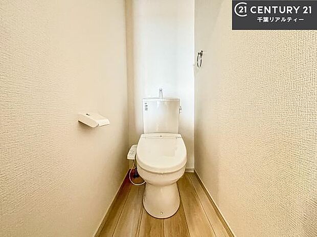 1・2階にトイレがございます!朝の忙しい時間帯も待たずにすみそうですね。白を基調とした清潔感のあるトイレでお手入れがしやすいです!