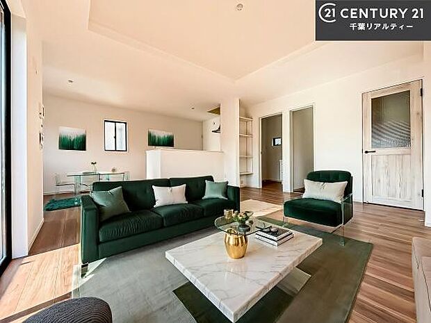 家具はCGパースです。大切な家族が集まるからこそLDKにはこだわりたい。子供たちが元気に笑いながら走り回っている姿を見た時が「広い家にして良かった」と思う瞬間です。