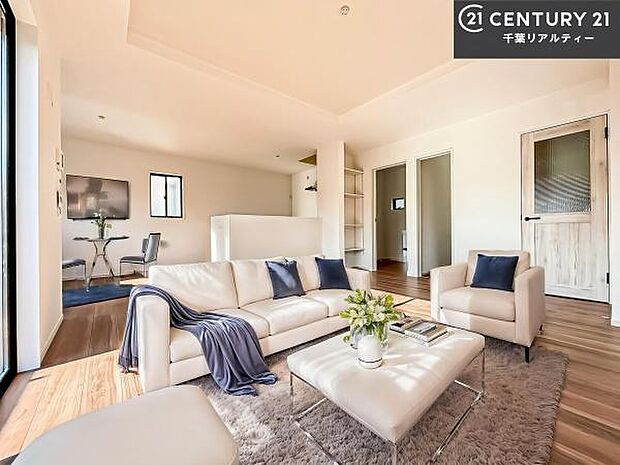 家具はCGパースです。心地良いリビングは家族が自然と集まります。家族団欒の時間が増えそうです。ご家族と、より一層充実した時間を過ごせそうですね。