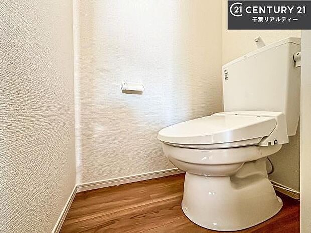 1・2階にトイレがございます!朝の忙しい時間帯も待たずにすみそうですね。白を基調とした清潔感のあるトイレでお手入れがしやすいです!