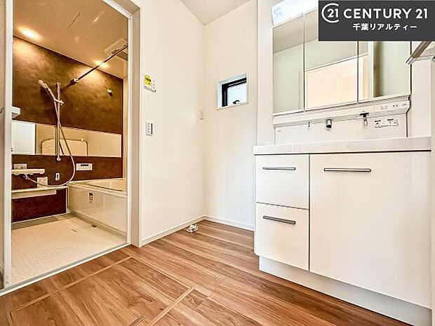 小窓付きの明るい洗面室です!湿気もすぐに入れ替えができて清潔に保つことができます!自然光が差し込むのでお化粧の仕上がりも良くなりますね!