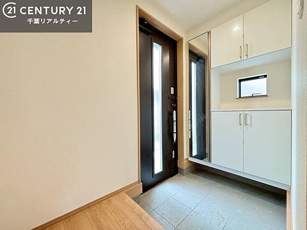 落ち着きのある広々とした玄関です!スッキリと清潔感のある心地の良い空間が出迎えてくれます。