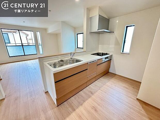 ゆとりある調理スペースで作業がしやすい快適なキッチンです!お子様と一緒にお菓子造りも楽しめる広々スペースです。楽しい調理時間になりそうですね!