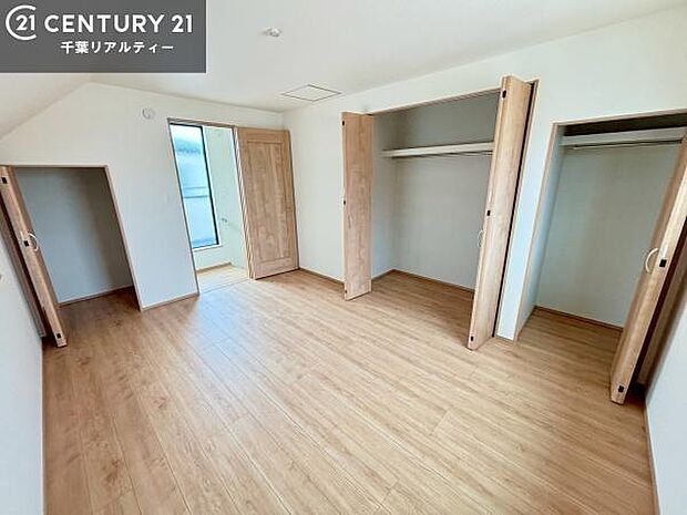 収納力のある洋室です。お部屋もすっきり広々と使えて気持ちが良いです!キレイな明るいお部屋で過ごすのは、更にのんびりゆっくりできますね!