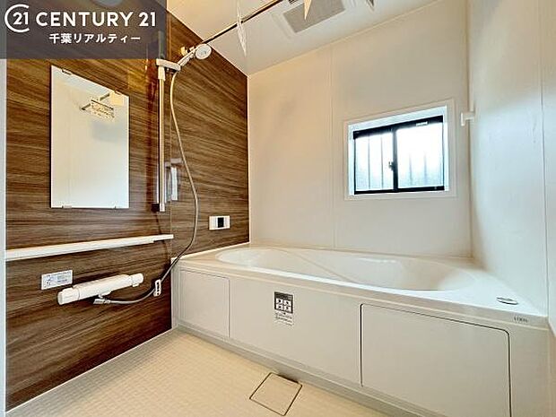 落ち着きある大人の雰囲気のバスルームは、味が出ていてバスタイムが充実!お仕事頑張っているご褒美にお好みの匂いの入浴剤を入れて、楽しんでみてはいかがでしょうか?