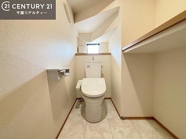 1・2階にトイレがございます!朝の忙しい時間帯も待たずにすみそうですね。白を基調とした清潔感のあるトイレでお手入れがしやすいです!