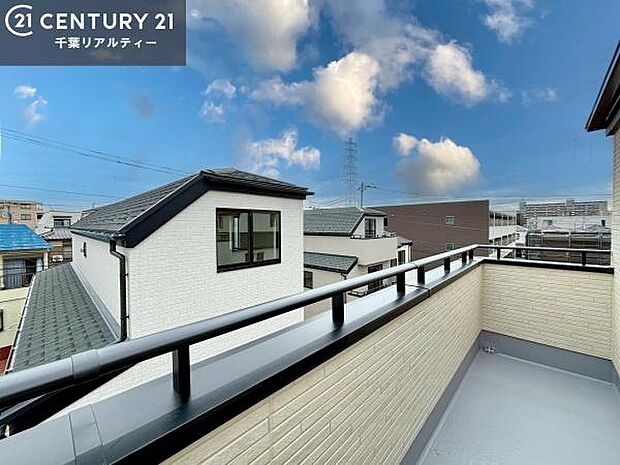 落ち着きある住宅街です!周囲には高い建物がなく、空が広く開放感があり、陽当たりを大きく遮られることもありません!気持ちの良い風が通り抜ける街並みです!