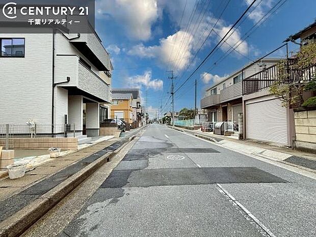 前面道路は9m!陽当り良好な立地です。車庫入れが苦手な方も安心ですね。