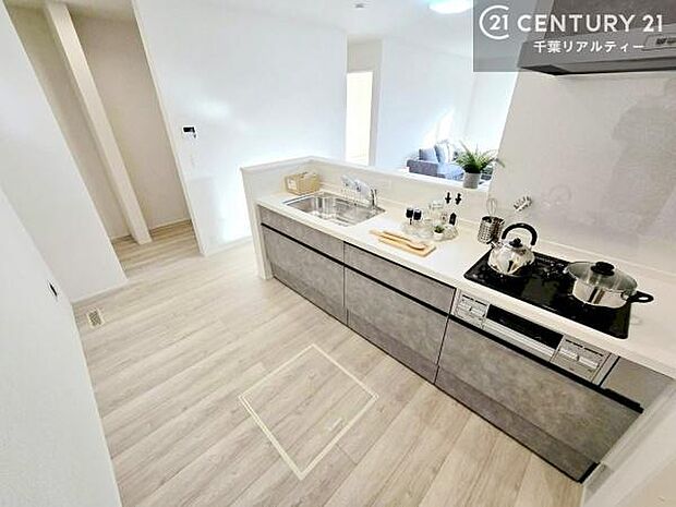 大人気の対面式システムキッチンを採用しています!ご家族のコミュニケーションが自然と増える設計です。お子様にも目が届くので嬉しいですね。広々使えて快適に作業が進みます。