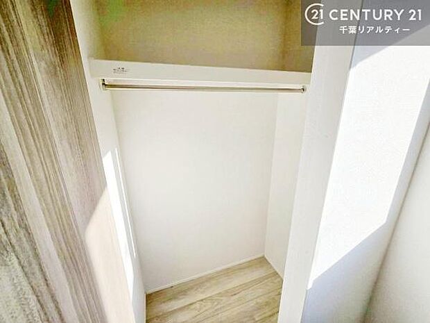 収納スペースを完備しており、衣類やおもちゃ、学用品などをすっきり整理できます。お部屋を広く使えるため、快適で整った住空間を実現します。