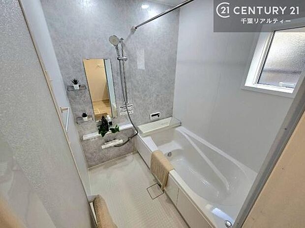 落ち着きある大人の雰囲気のバスルームは、味が出ていてバスタイムが充実!お仕事頑張っているご褒美にお好みの匂いの入浴剤を入れて、楽しんでみてはいかがでしょうか?