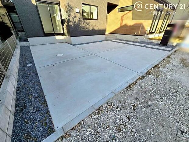 駐車スペースは3台分あります!セカンドカーはもちろん、バイクや自転車なども置き場所に困りません。