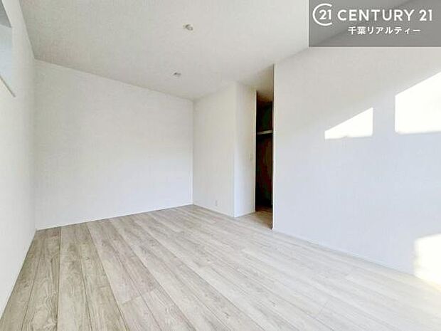 シンプルにデザインされているため、家具を選びません!お気に入りの家具を置いてくつろげる空間を作ることができます。