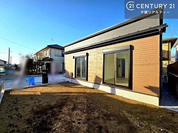 ガーデニングやお子様の遊び場としてアウトドアが楽しめるような陽当たり良好なお庭です!晴れた日には青い空を見渡せる開放的な時間を楽しめます。