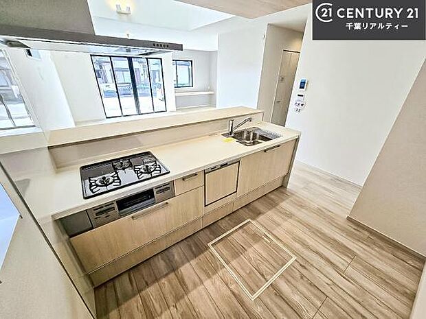 大人気の対面式システムキッチンを採用しています!ご家族のコミュニケーションが自然と増える設計です。お子様にも目が届くので嬉しいですね。収納力もあります!