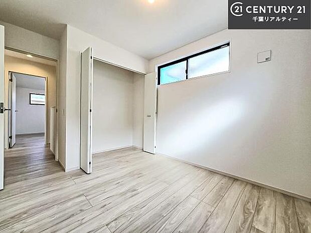 優しい光が差し込む洋室は、朝の目覚めも気持ちが良さそうですね。おうち時間もゆったりと過ごすことができます。優しい色合いのフローリングがどんな家具にもマッチします!