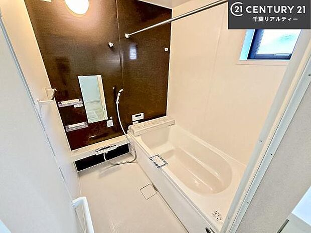 広々バスで一日の疲れをリフレッシュ。足が伸ばせるので、浴槽にもゆったりと浸かれますね!毎日のバスタイムが楽しみになります。