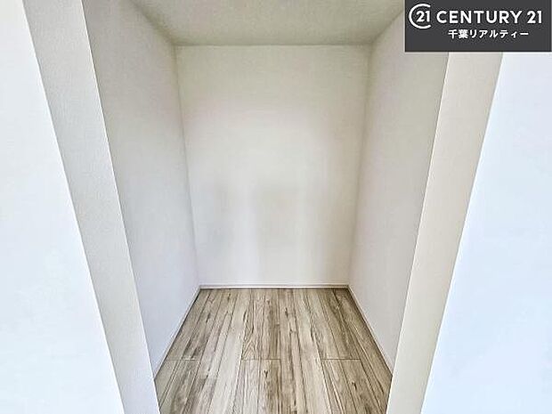 ウォークインクローゼット付きです。たくさんのお洋服などを収納しておけそうですね!他にも扇風機や加湿器など季節物の大きな家電も収納できます。