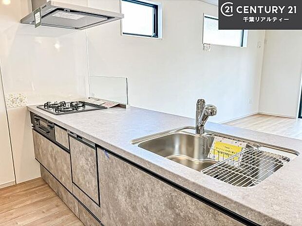 大人気の対面式システムキッチンを採用しています!ご家族のコミュニケーションが自然と増える設計です。お子様にも目が届くので嬉しいですね。広々使えて快適に作業が進みます。