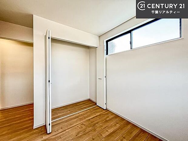 優しい光が差し込む洋室は、朝の目覚めも気持ちが良さそうですね。おうち時間もゆったりと過ごすことができます。