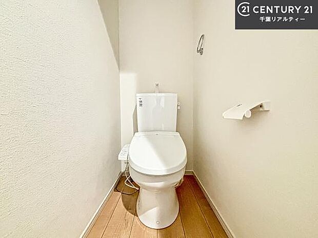 1・2階にトイレがございます!朝の忙しい時間帯も待たずにすみそうですね。白を基調とした清潔感のあるトイレでお手入れがしやすいです!